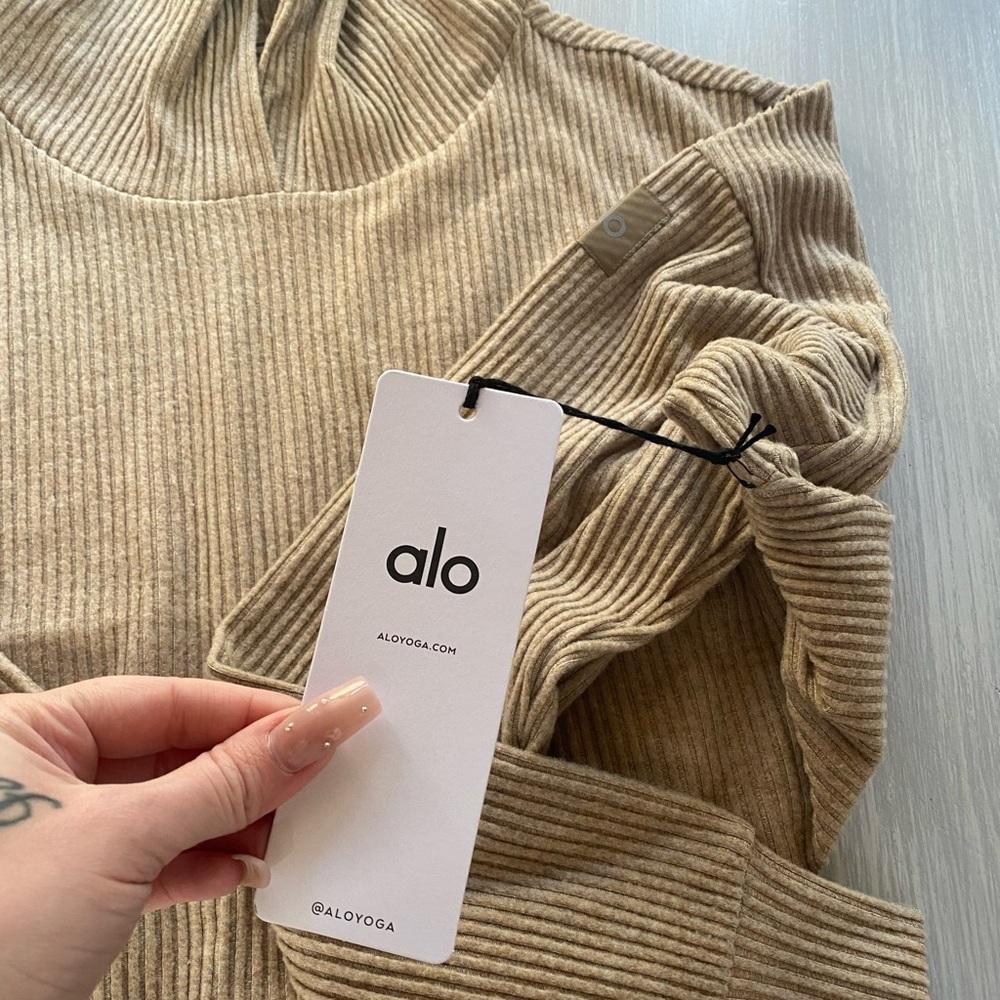 Alo yoga “muse” hoodie in color gravel. Size m - never worn perfect condition.